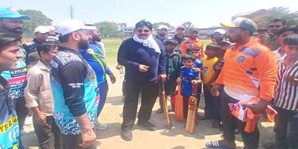 मुख्य अतिथि परिचय करते मुख्य अतिथि परिचय करते