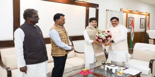 मप्र के मुख्यमंत्री डॉ. यादव से मिले केंद्रीय मंत्री ज्योतिरादित्य सिंधिया