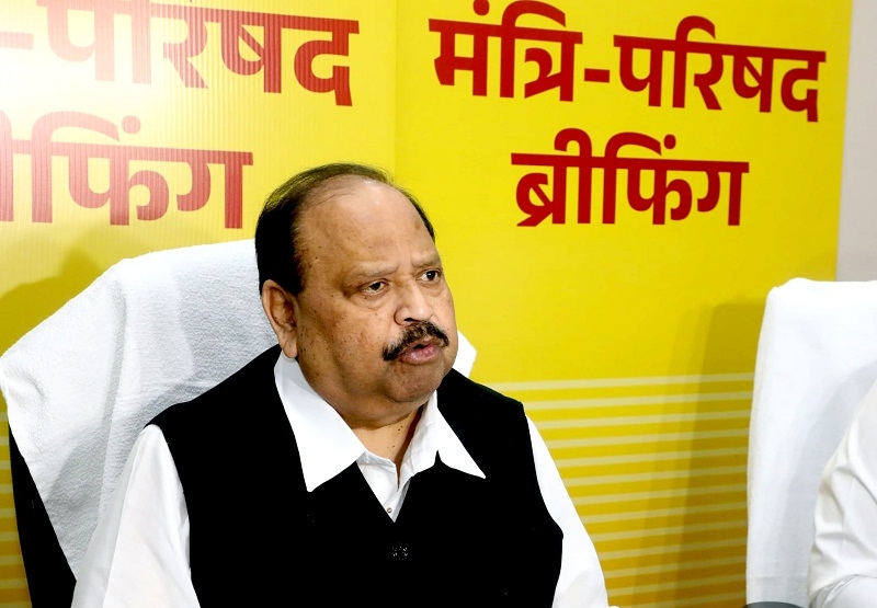 मंत्रि-परिषद की बैठक में लिए गए निर्णयों की जानकारी देते हुए मंत्री काश्यप मंत्रि-परिषद की बैठक में लिए गए निर्णयों की जानकारी देते हुए मंत्री काश्यप