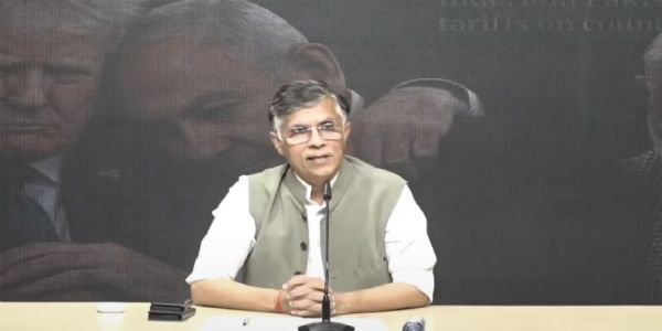 कांग्रेस मुख्यालय में मीडिया को संबोधित करते पवन खेड़ा। कांग्रेस मुख्यालय में मीडिया को संबोधित करते पवन खेड़ा।