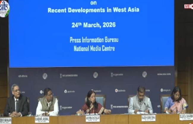 मीडिया को संबोधित करते हुए पेट्रोलियम मंत्रालय की संयुक्त सचिव सुजाता शर्मा