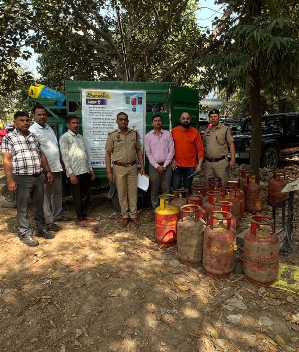 गुरुग्राम में छापेमारी में  जब्त किए गए अवैध सिलेंडर।