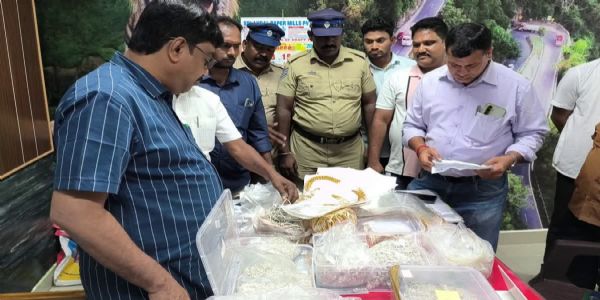 चुनाव उड़न दस्ते द्वारा बरामद सामान की तस्वीर