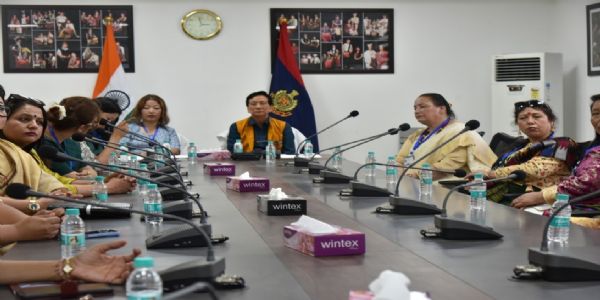 पूर्वोत्तर नागरिकों की सुरक्षा बैठक की फाेटाे