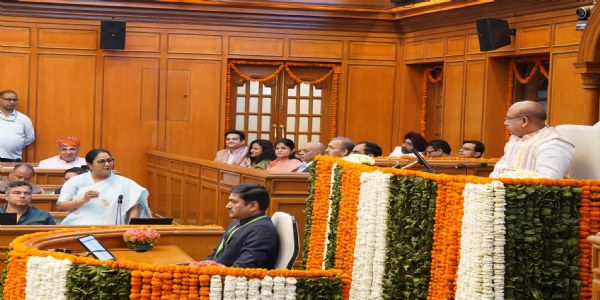 दिल्ली विधानसभा में मंगलवरा को  बजट पेश करती मुख्यमंत्री रेखा गुप्ता