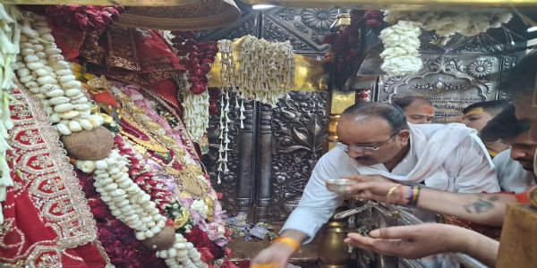 मां के दरबार पहुंचे राज्यमंत्री दिनेश सिंह, 70 हजार पौधाें का किया वितरण