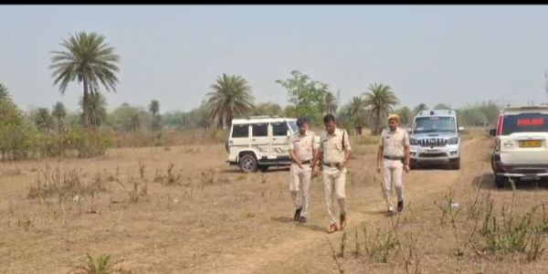 आदिवासी युवक का रक्तरंजित शव बरामद, हत्या की आशंका
