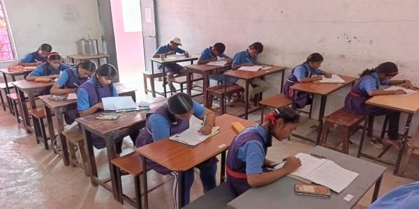 आठवीं अंग्रेजी परीक्षा में गड़बड़ी, कहीं बदला प्रश्नपत्र तो कहीं आधा ही पहुंचा, छात्र-शिक्षक परेशान