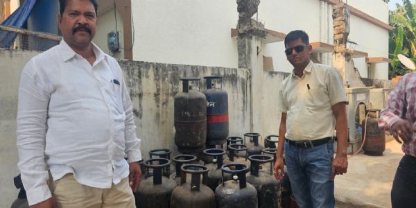 गैस सिलेंडरों की कालाबाजारी शुरू, मालिक केटर्स के संचालक पर मामला दर्ज