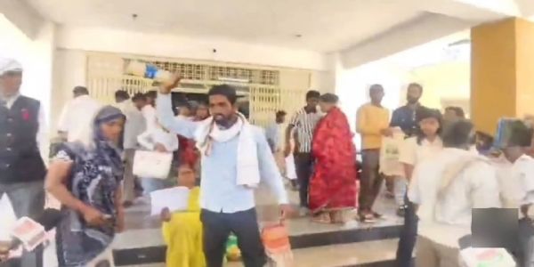 सागर: जनसुनवाई में युवक ने किया आत्मदाह का प्रयास, पंचायत सचिव पर प्रताड़ना का आरोप