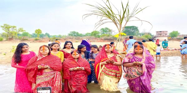 छठ व्रतियों ने अस्ताचलगामी भगवान भास्कर को अर्घ्य दिया