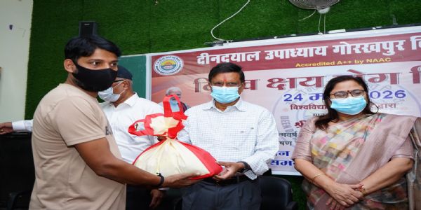 विश्व क्षय रोग दिवस पर डीडीयू विश्वविद्यालय की अनूठी पहल, मरीजों को दी गईं प्रोटीन युक्त पोषण पोटलियां