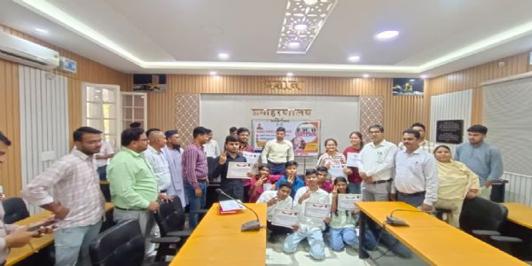 इंटर परीक्षा 2026 के टॉपर्स का सम्मान, लकी अंसारी बने राज्य में दूसरे स्थान पर