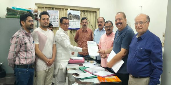 बिरसा मुंडा बस टर्मिनल चालू करने की मांग को लेकर चैंबर ने सौंपा ज्ञापन