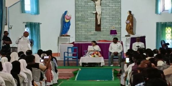 उत्तर बंगाल पर ममता बनर्जी की नजर, चालसा के चर्च से चुनाव प्रचार की शुरुआत