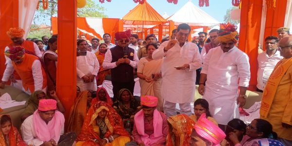 जौनपुर महोत्सव में 600 से अधिक जोड़ों का सामूहिक विवाह संपन्न , प्रभारी मंत्री ने दिया आशीर्वाद