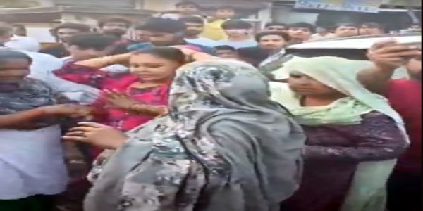 फरीदाबाद : कुत्ते को मारने के विवाद में पीएफए की महिला सदस्यों को पीटा