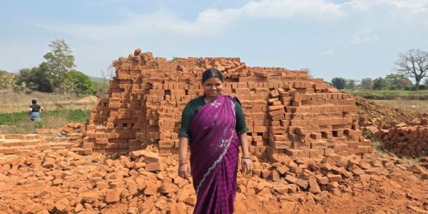 अंबिकापुर : बिहान योजना ने जगपति के जीवन में लाया बदलाव, ईंट निर्माण इकाई से बनीं ‘लखपति दीदी’