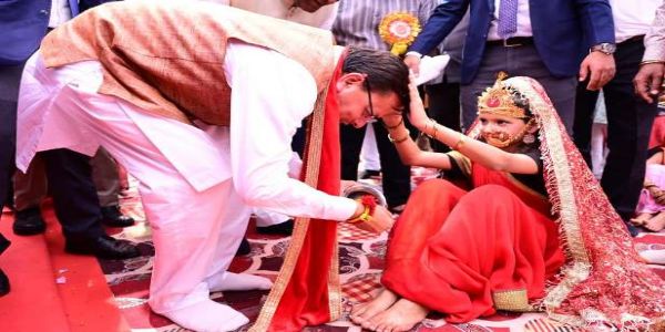 नवरात्र पर मुख्यमंत्री ने कन्या पूजन कर लिया आशीर्वाद