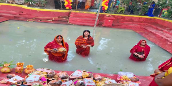 चैती छठ महापर्व पर श्रद्धालुओं ने अस्ताचलगामी सूर्य को दिया अर्घ्य