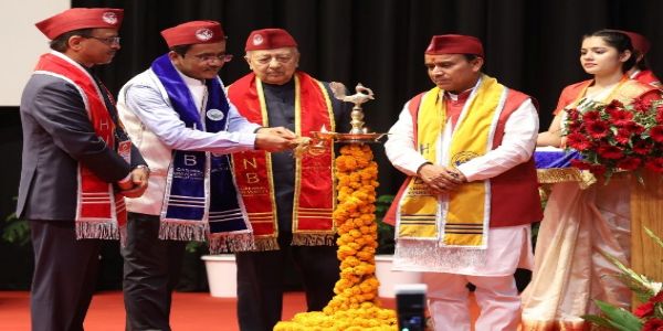 एचएनबी गढ़वाल विश्वविद्यालय के दीक्षांत समाराेह में डिग्री पाकर खिले छात्राें के चेहरे