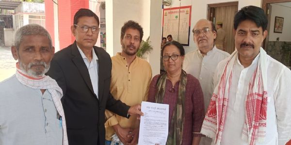 गंगा नदी में नाव पर बिरयानी खाने वाले युवकाें के पक्ष में पुलिस कमिश्नर को ज्ञापन साैंपा