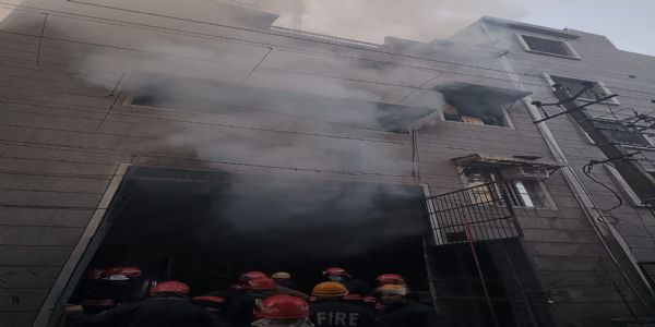 दिल्ली के बवाना इंडस्ट्रियल एरिया में प्लाईवुड गोदाम में आग से सामान राख