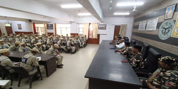 नायब तहसीलदार भागीरथी सिंह ने राजस्थान पुलिस कर्मियाें काे कार्यप्रणाली से कराया अवगत