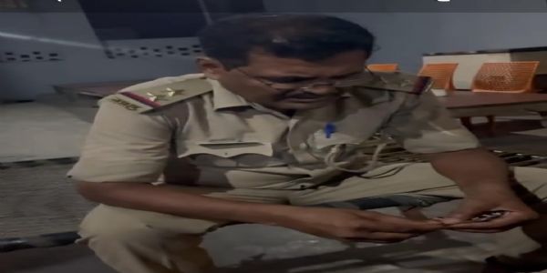 घर के बाहर सो रहे युवक की गला रेत कर हत्या