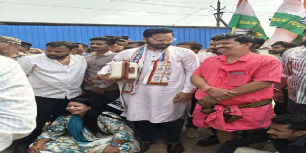 युवा कांग्रेस ने नोटों से भरा बैग रखकर आरटीओ कार्यालय का किया घेराव