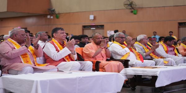 कार्यक्रम में सीएम योगी,