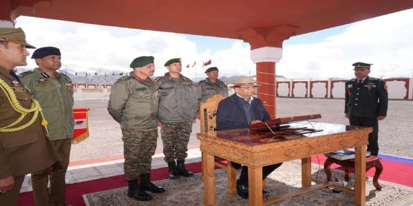 उपराज्यपाल विनय कुमार सक्सेना ने वीरों को श्रद्धांजलि अर्पित की और भारतीय सेना के साहस और शौर्य की सराहना की