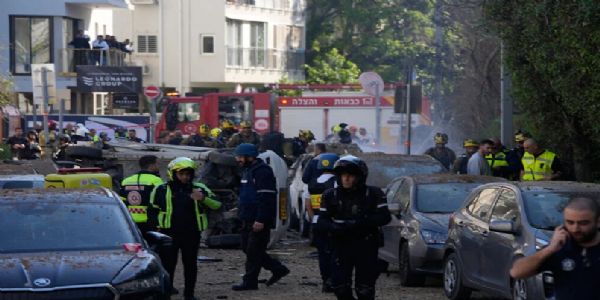 ईरान आज तेल अवीव पर मिसाइल से हमला। इनमें से एक मिसाइल शहर में एक स्थान पर गिर गई। इसके बाद वहां स्वास्थ्य कर्मी और दमकल विभाग के कर्मचारी पहुंचे। फोटो - द टाइम्स ऑफ इजराइल