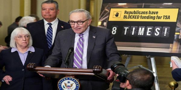 वाशिंगटन  में न्यूयॉर्क के सीनेटर चक शूमर पत्रकारों को संबोधित करते। फोटो - इंटरनेट मीडिया