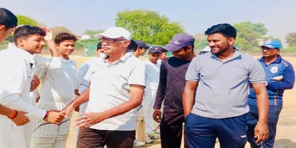 परिचय करते देवेश मिश्रा