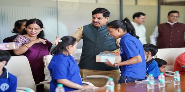 मुख्यमंत्री ने दिव्यांग बच्चों के साथ मनाया जन्मदिन