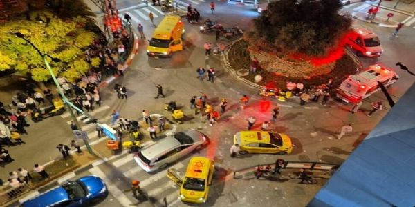 इजराइल में मिसाइल गिरने के बाद हड़कंप मच गया। फोटो - इंटरनेट मीडिया