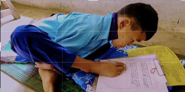 पैर से परीक्षा देते नेपाल के छात्र संदेश