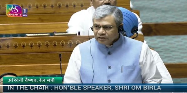 रेल मंत्री अश्विनी वैष्णव बुधवार को लोकसभा में प्रश्नकाल के दौरान रेल मंत्री अश्विनी वैष्णव बुधवार को लोकसभा में प्रश्नकाल के दौरान