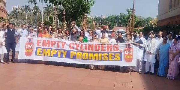 संसद भवन परिसर में एलपीजी गैस की किल्लत को लेकर विरोध प्रदर्शन करते विपक्षी सांसद।