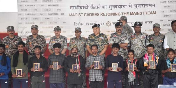 नक्सली पापाराव सहित 87 लाख के ईनामी 18 माओवादी कैडर हुए पूनर्वासित नक्सली पापाराव सहित 87 लाख के ईनामी 18 माओवादी कैडर हुए पूनर्वासित