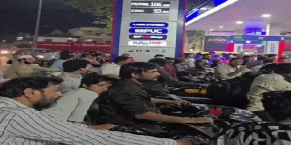 मप्र: इंदौर में पेट्रोल पंपों पर उमड़ी भीड़