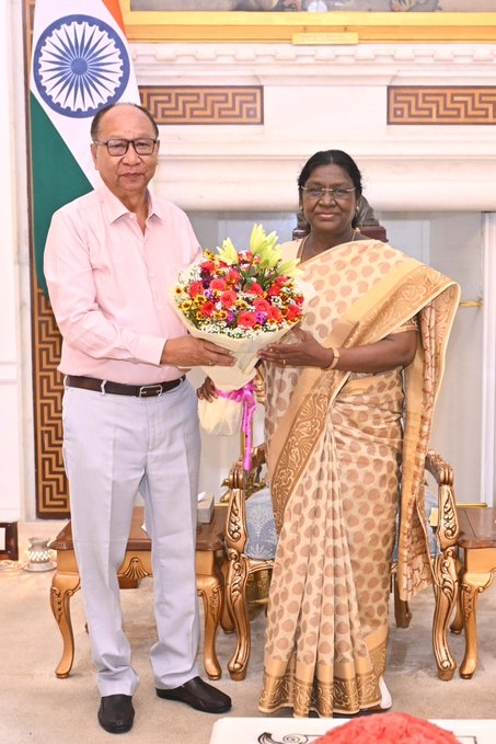 मणिपुर के मुख्यमंत्री युमनाम खेमचंद सिंह राष्ट्रपति द्रौपदी मुर्मु से भेंट करते हुए।