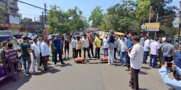 गैस सिलेंडर की किल्लत पर फूटा गुस्सा, खाली सिलेंडर रख सड़क जाम कर प्रदर्शन