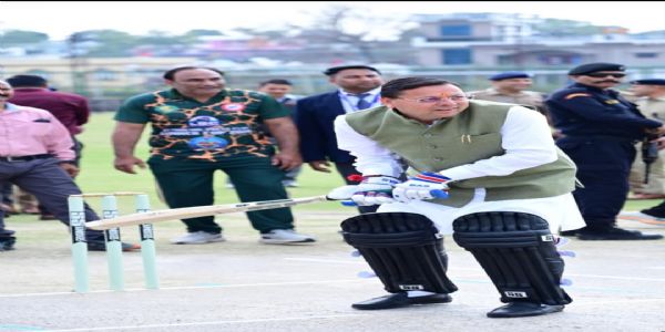 मुख्यमंत्री धामी ने क्रिकेट खेलकर मंजुल सिंह मांजिला स्मृति अंतर क्रिकेट टूर्नामेंट का किया शुभारंभ