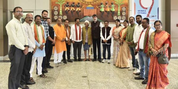 उप मुख्यमंत्री विजय शर्मा का एयरपोर्ट में किया गया आत्मीय स्वागत