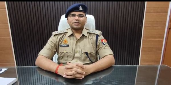 सड़क किनारे खंती में जला मिला युवक का शव, हत्या की आशंका