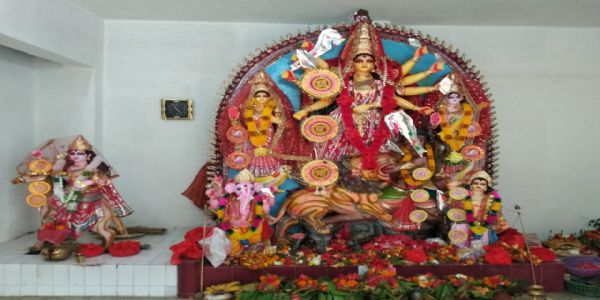 डुमरिया काली मंदिर परिसर में श्रद्धा के साथ हो रही मां दुर्गा की पूजा