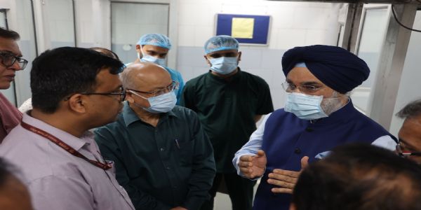 उपराज्यपाल तरनजीत सिंह संधू ने हिंदू राव अस्पताल का दौरा किया