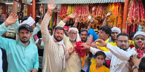 मां चौकिया धाम में 40 फीट का लाल फरहरा स्थापित, 90 साल पुरानी परंपरा का भव्य निर्वहन